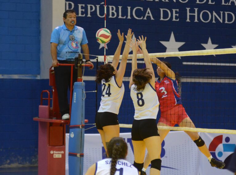 Costa Rica with a firm step bends El Salvador