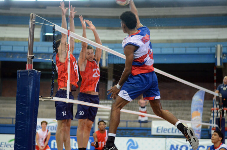 Costa Rica defeats a brave Panama
