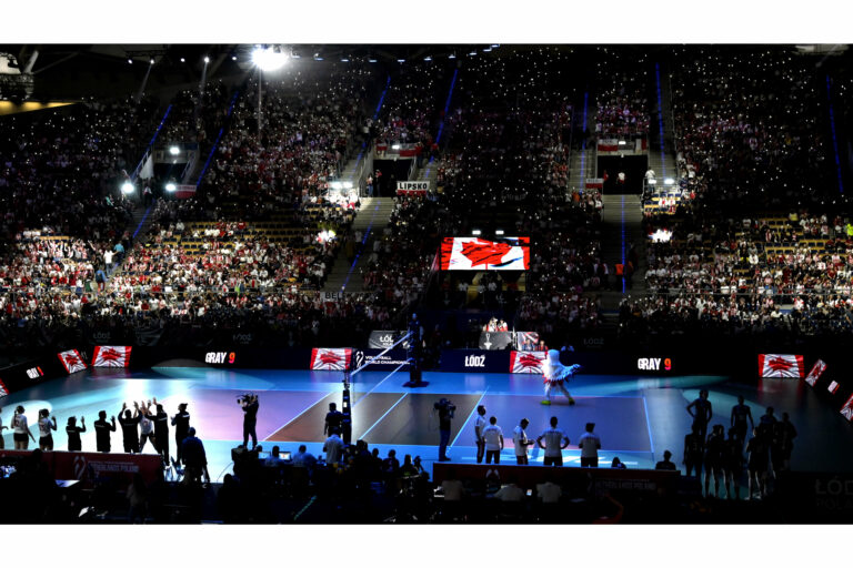 Poland dominates Canadá in a tight match