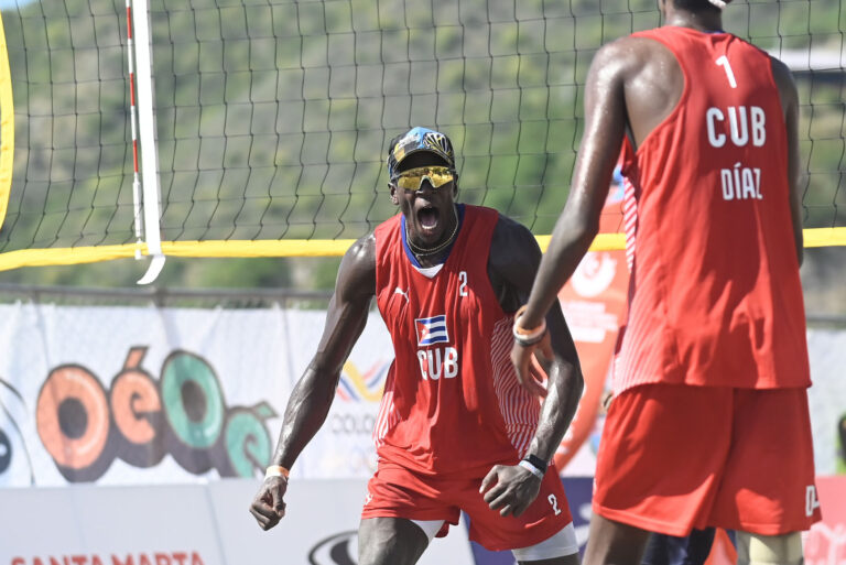 <strong>Cubans Alayo and Noslen undefeated into semifinals</strong>