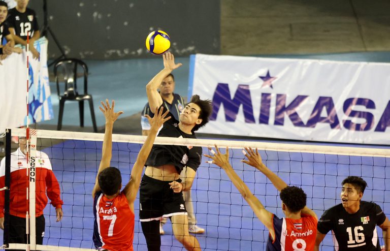 <strong>Mexico wins battle to Costa Rica</strong>