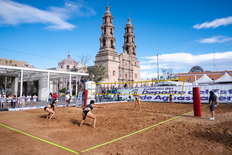 Mexicans Vargas/Vidaurrazaga and Albarrán/Torres and Urango/Skjodt of USA unbeaten