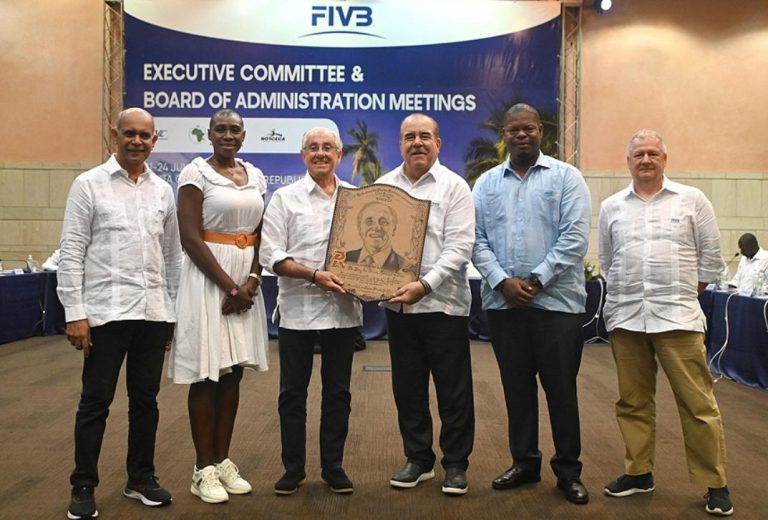 NORCECA awarded a recognition to Dr. Ary Graça for his valuable support during his presidency