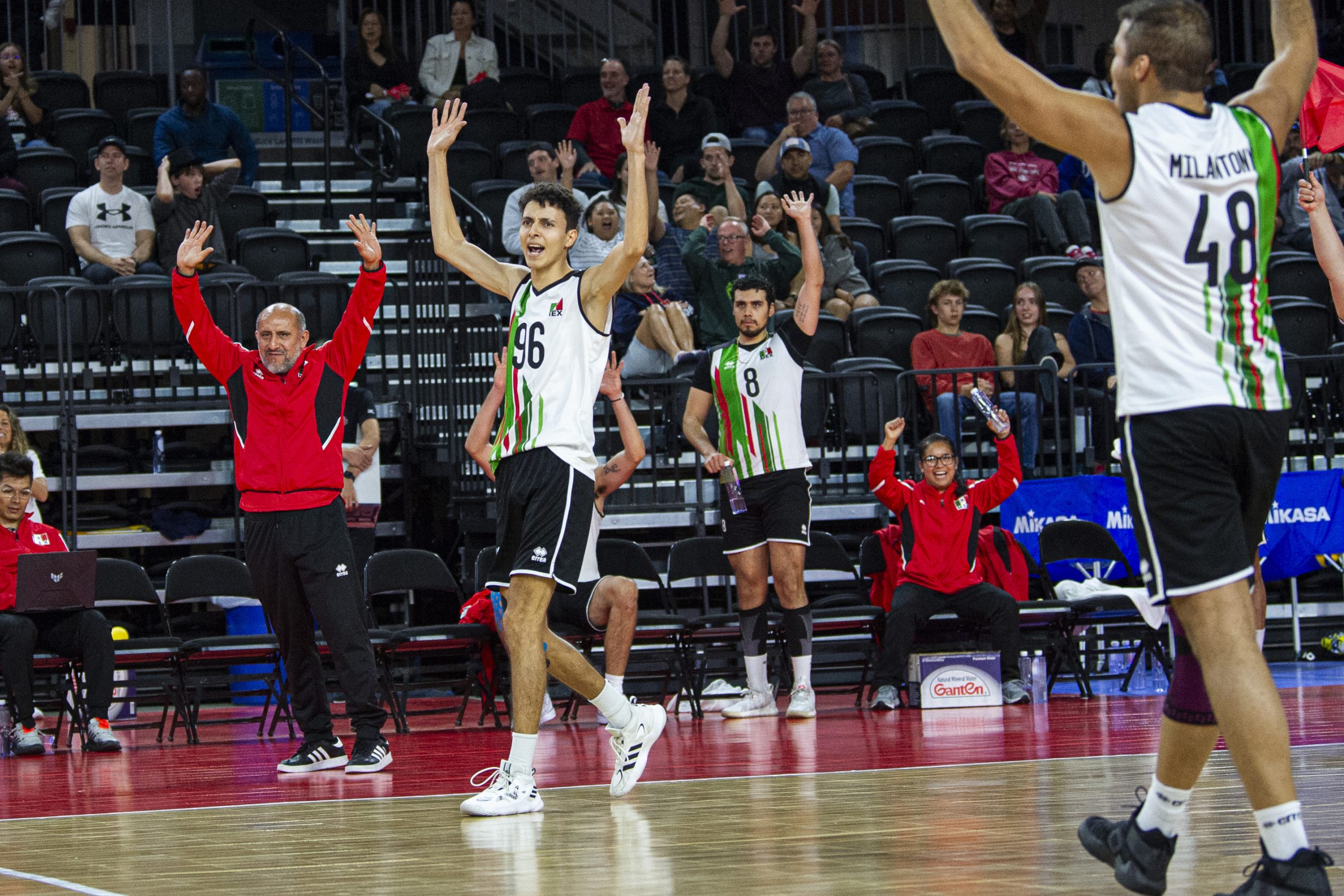 Mexico wins five-set battle with host team Canada
