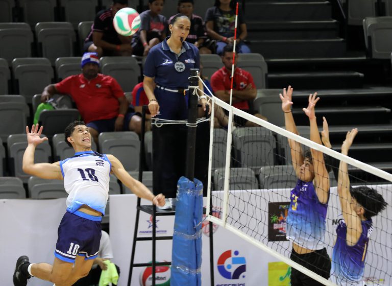 Nicaragua defeats El Salvador 3-0 in title defense opener