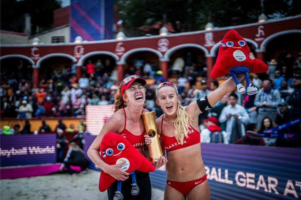 USC Beach Volleyball All-Americans Kelly Cheng and Sara Hughes Win World  Championship Gold - USC Athletics