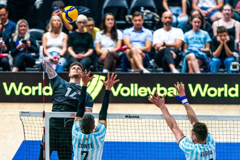 Argentina beats Canada at home 