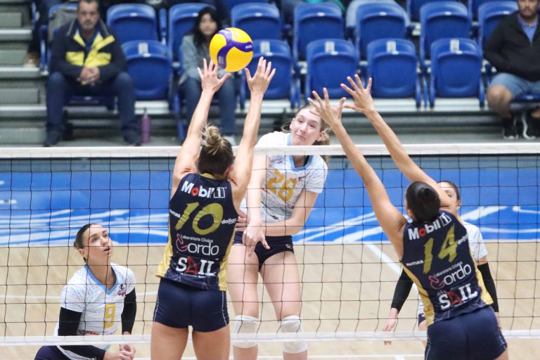 Runner-Up Atenienses Dominate Champion Cangrejeras