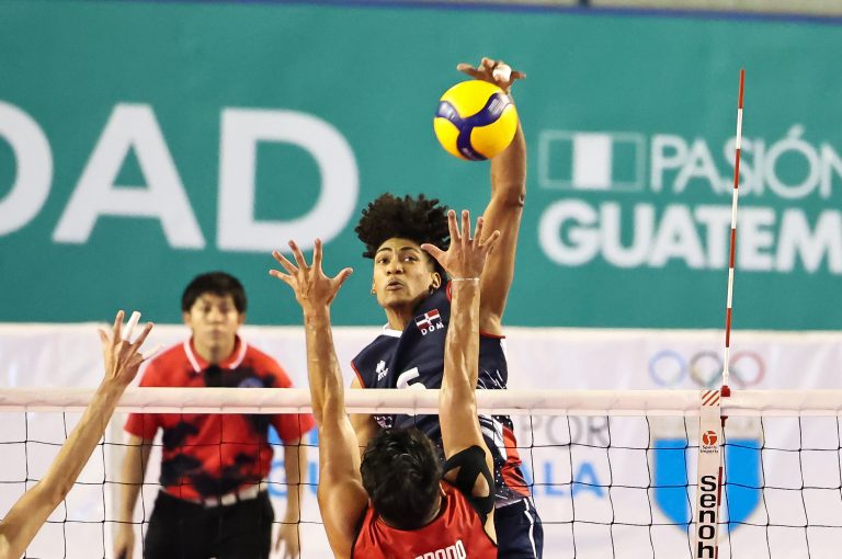 Adrián Figueroa, with 36 points, pushes Dominican Republic into the Semifinals