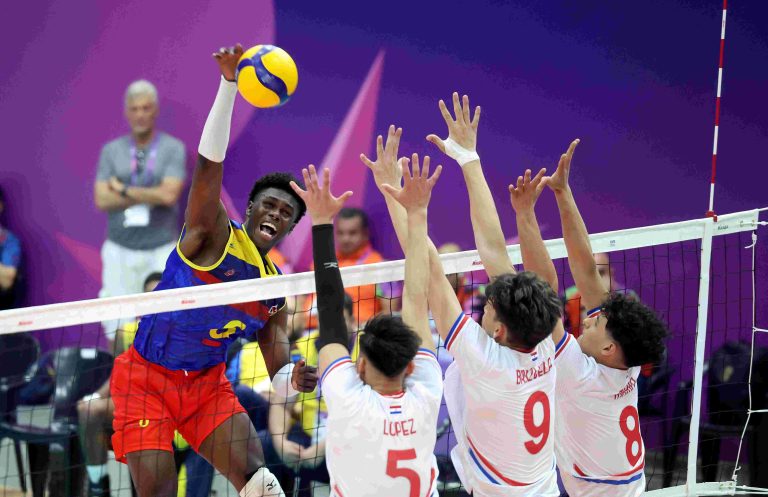 Colombia edges Paraguay in five sets to claim first win