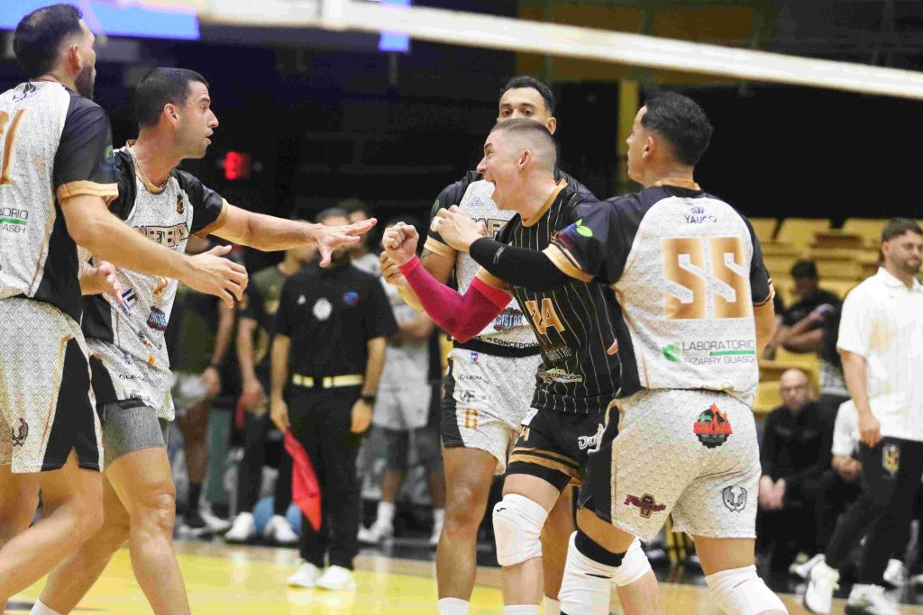 Cafeteros Split Honors with Plataneros, Carolina Climbs to Third Place