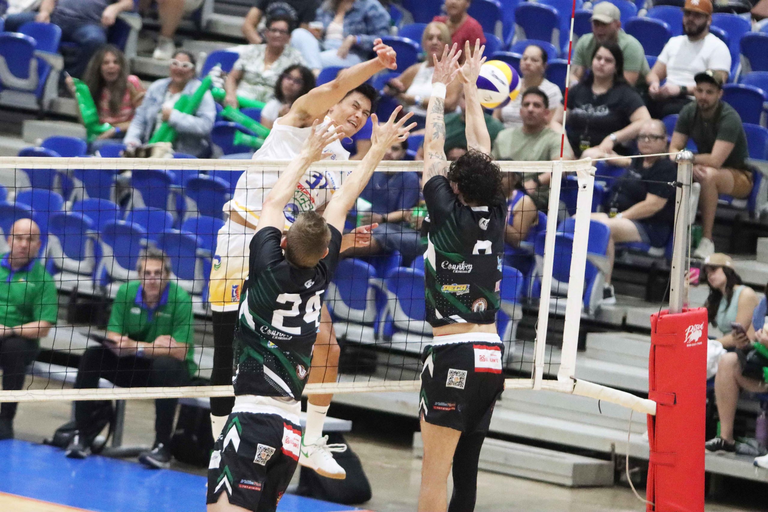 Plataneros de Corozal and Gigantes de Adjuntas Split Five-Set Battle