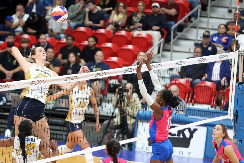 Cangrejeras Survive in Five Sets; Valencianas Celebrate First Victory