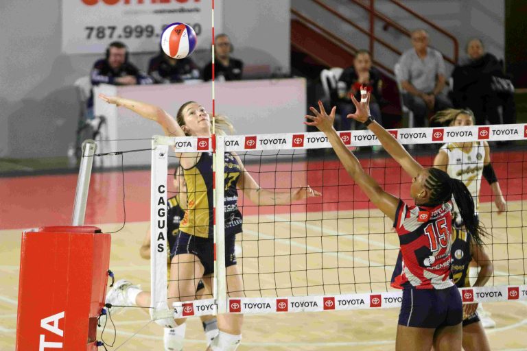 Cangrejeras remain unbeaten, Valencianas defend home court in five sets