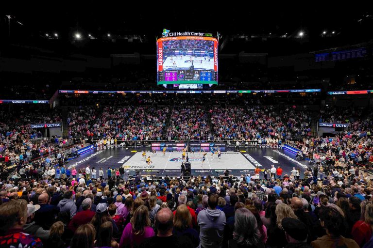 Supernovas Triumph Over Mojo in Five-Set Classic, Host 11,608 Fans
