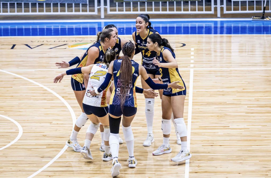 Cangrejeras sweep Pinkin in straight sets to become the first LVSF semifinalists