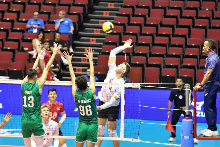 Canada Defeats Mexico in Straight Sets to Stay in the Semifinal Race